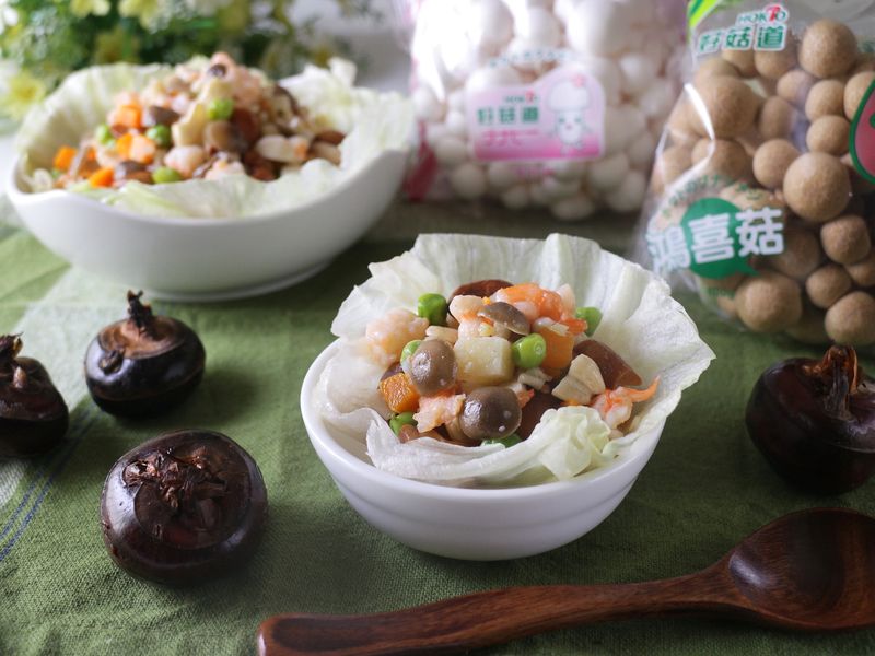各種食材不同的軟硬度及質地，在口中將「豐富層次口感」完美呈現。且新鮮當季的食材特別鮮甜，簡單調味就好，伴隨著菇菇的香氣入口，多來幾份都沒問題~